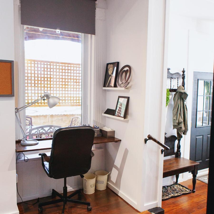 Hip Heritage Main Floor Flat In Downtown District Belleville Esterno foto