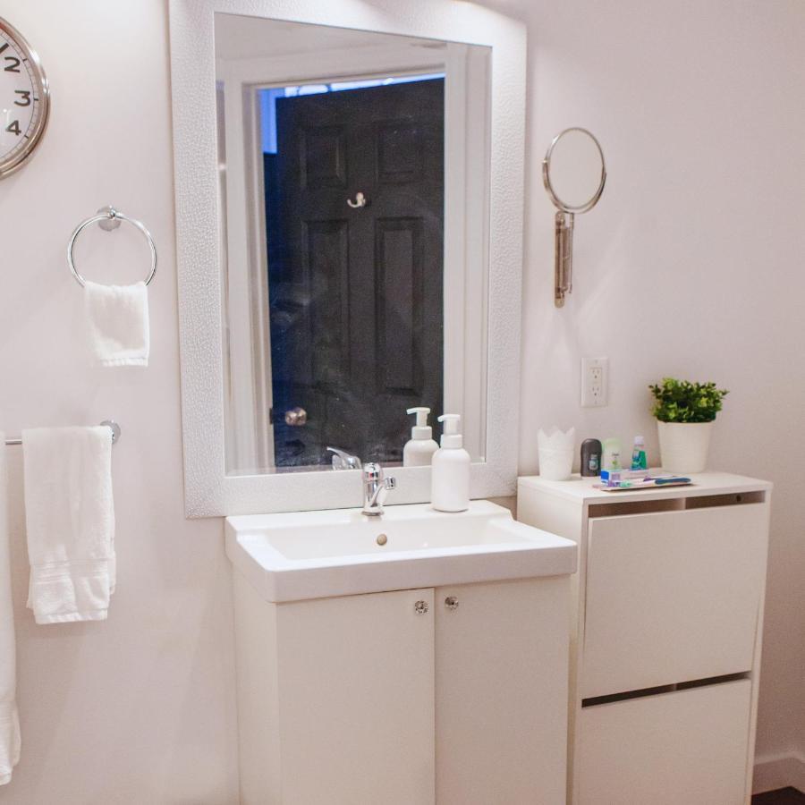 Hip Heritage Main Floor Flat In Downtown District Belleville Esterno foto