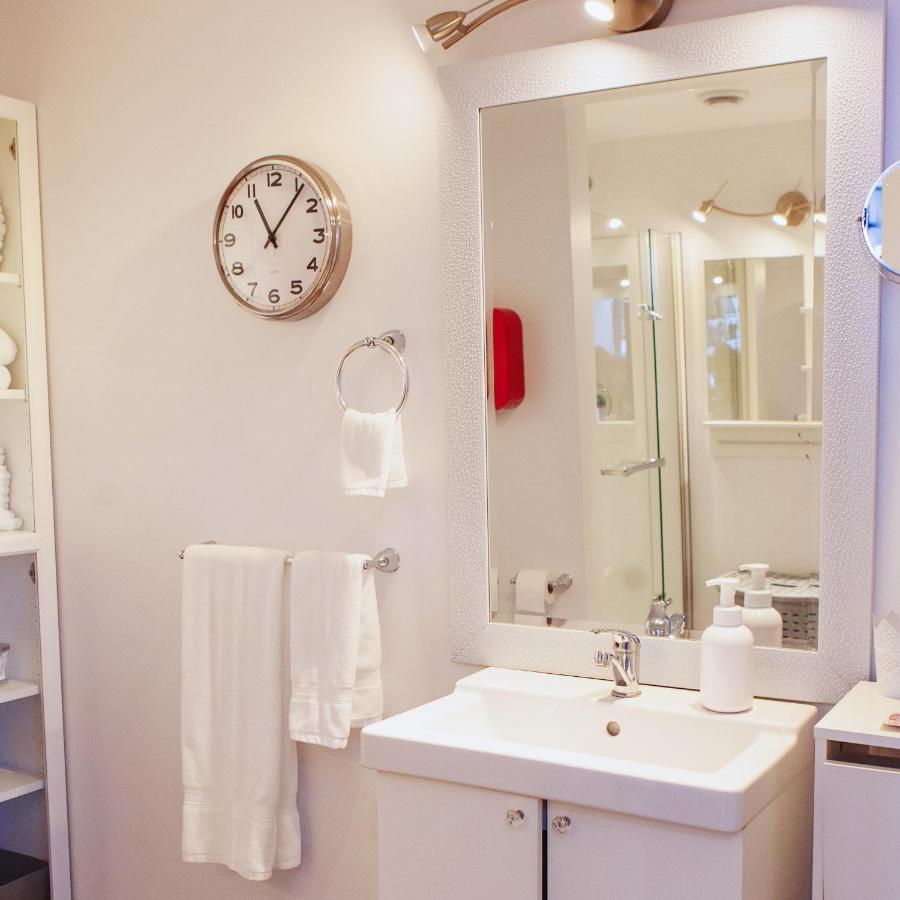 Hip Heritage Main Floor Flat In Downtown District Belleville Esterno foto